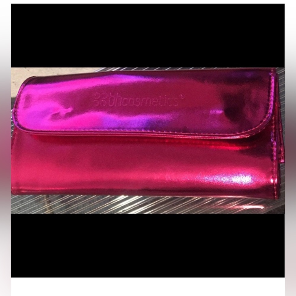 BH Cosmetics Brush Holder  
Color FUSHIA Holds 14 Brushes - Picture 3 of 11